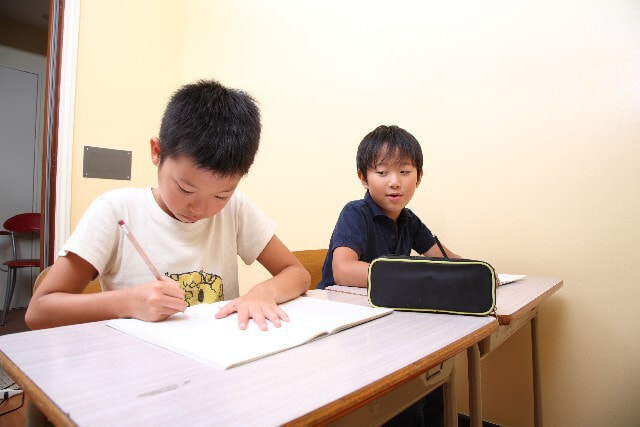 小学生男子二人の受験勉強