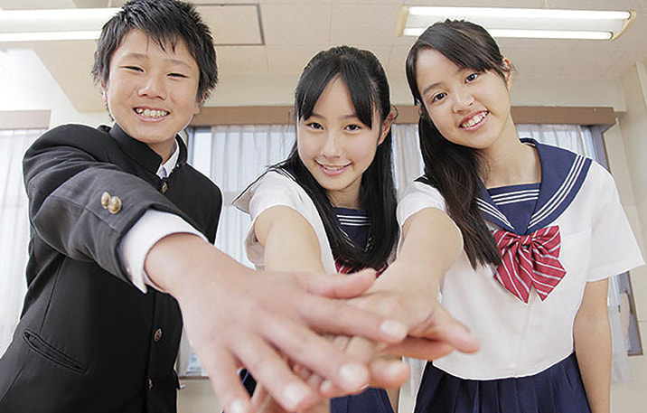 団結する3人の学生