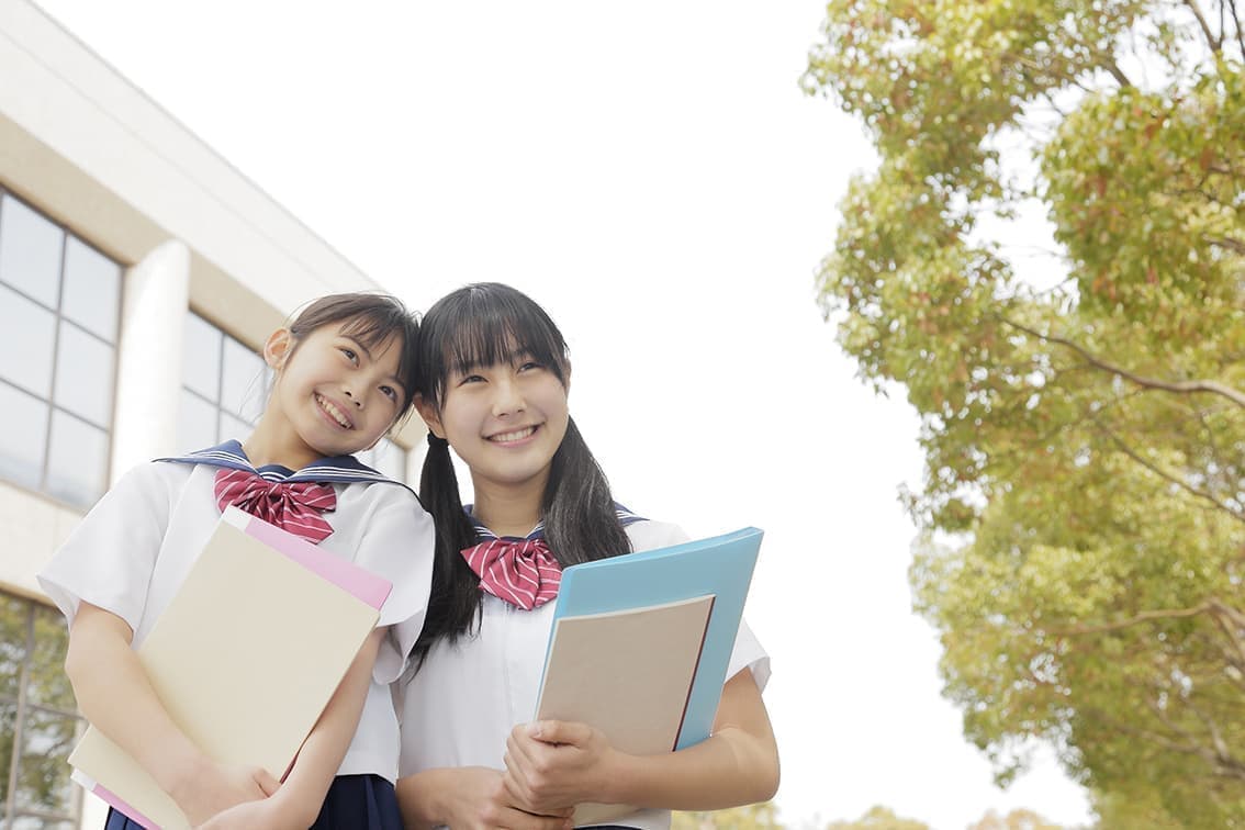 女子中学生夏服で頭をゴッん