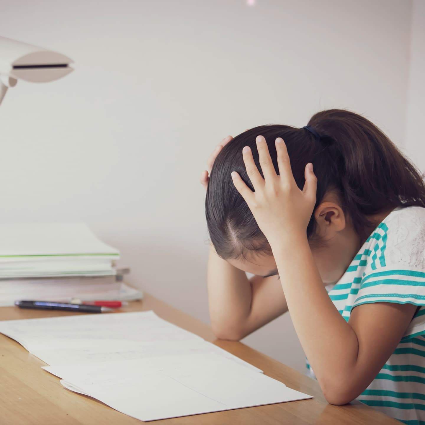 頭を抱える小学生受験勉強
